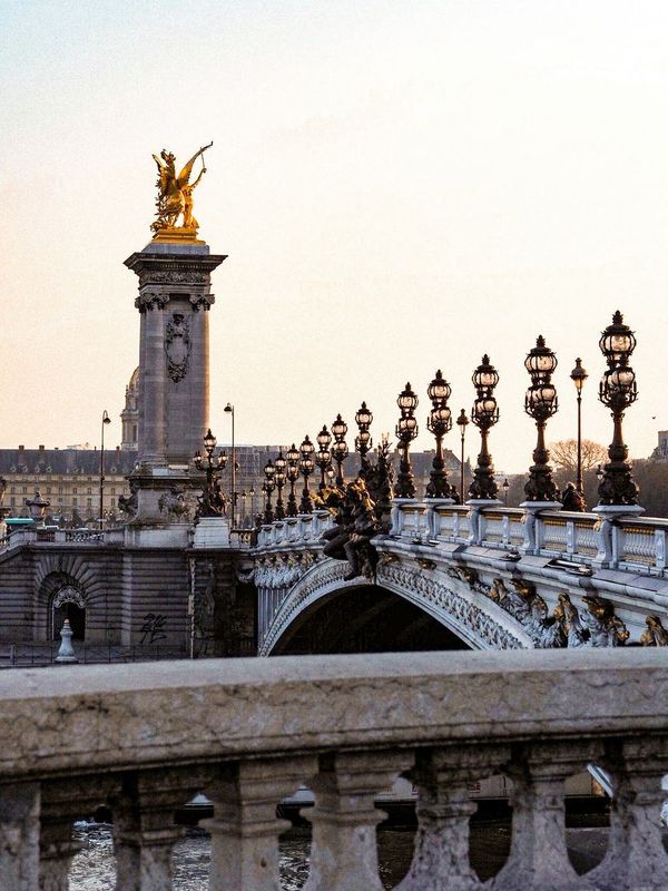 Le pont Alexandre III à Paris au coucher du soleil